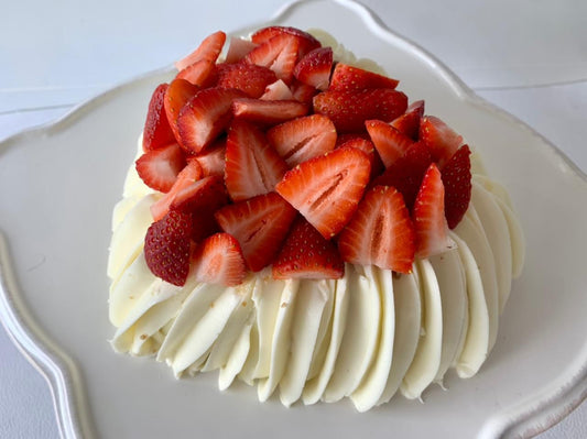 Pastel corazón de vainilla con fresas